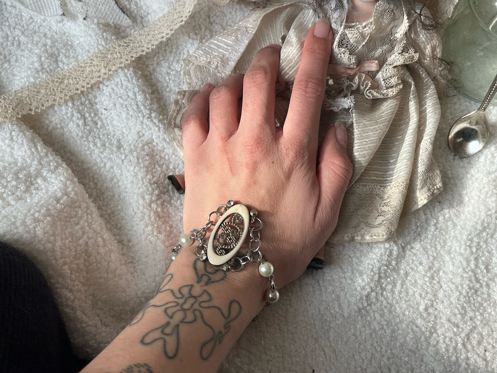 The Dollmaker’s Bracelet . ⋆ 🀥˚⊹♡