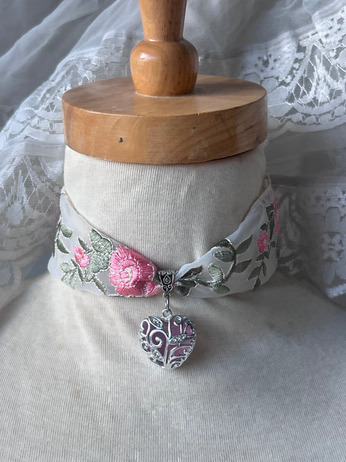 Blushing relic choker ˚˖𓍢ִ໋🌷͙֒✧˚.🎀༘⋆