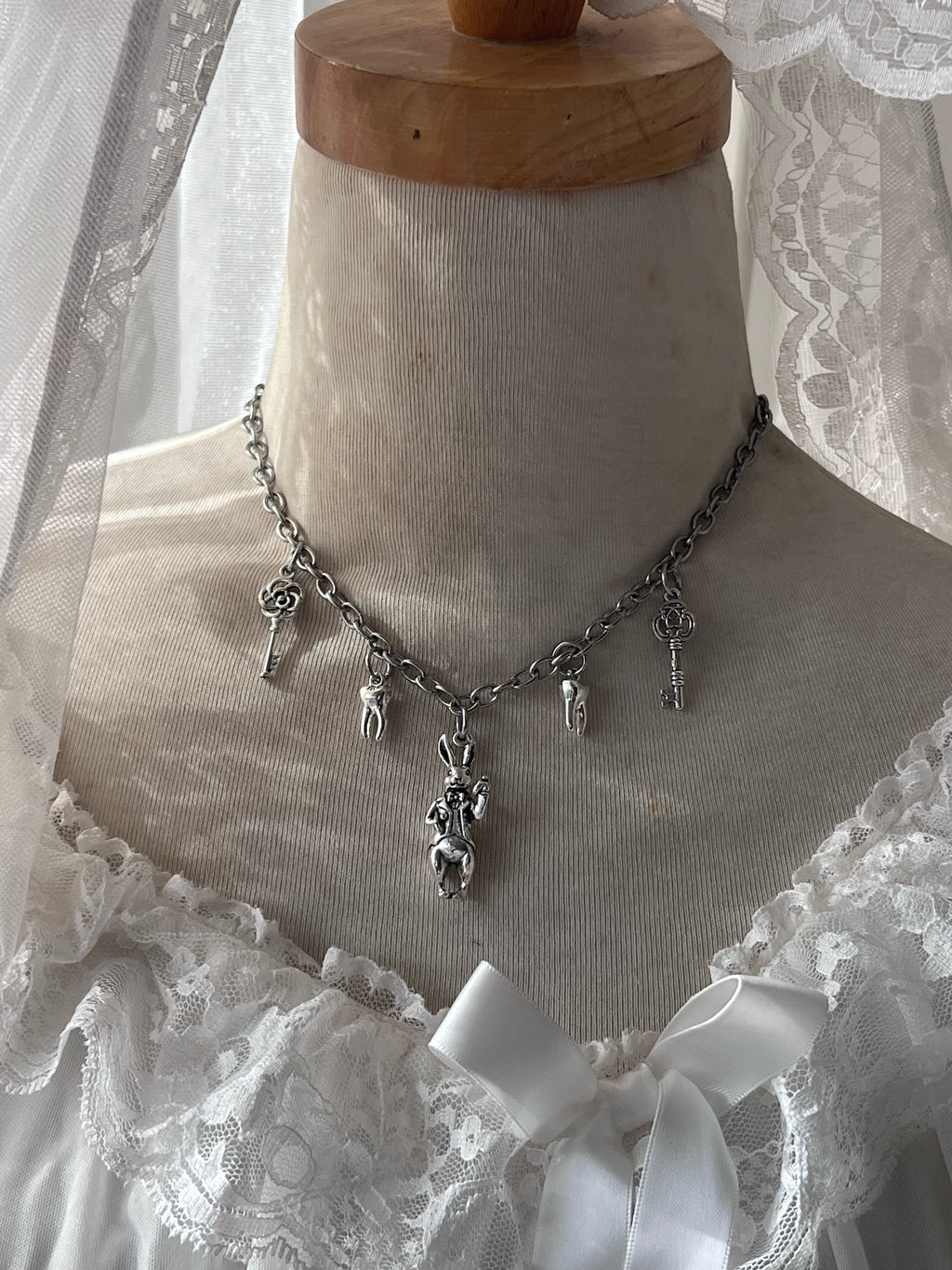 “Alice the madness returns„ necklace2 🂱 ‎⊹₊🐇