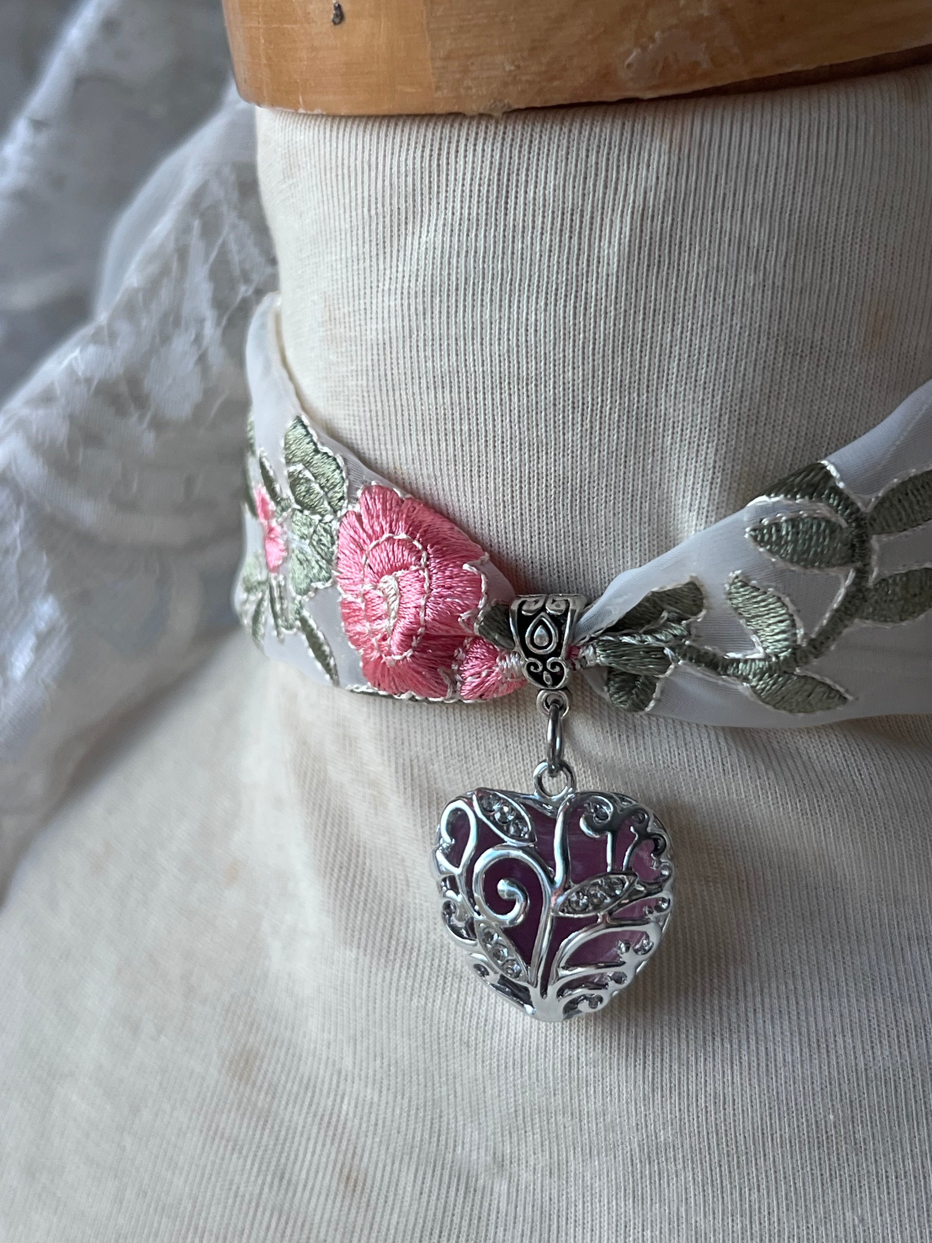 Blushing relic choker ˚˖𓍢ִ໋🌷͙֒✧˚.🎀༘⋆