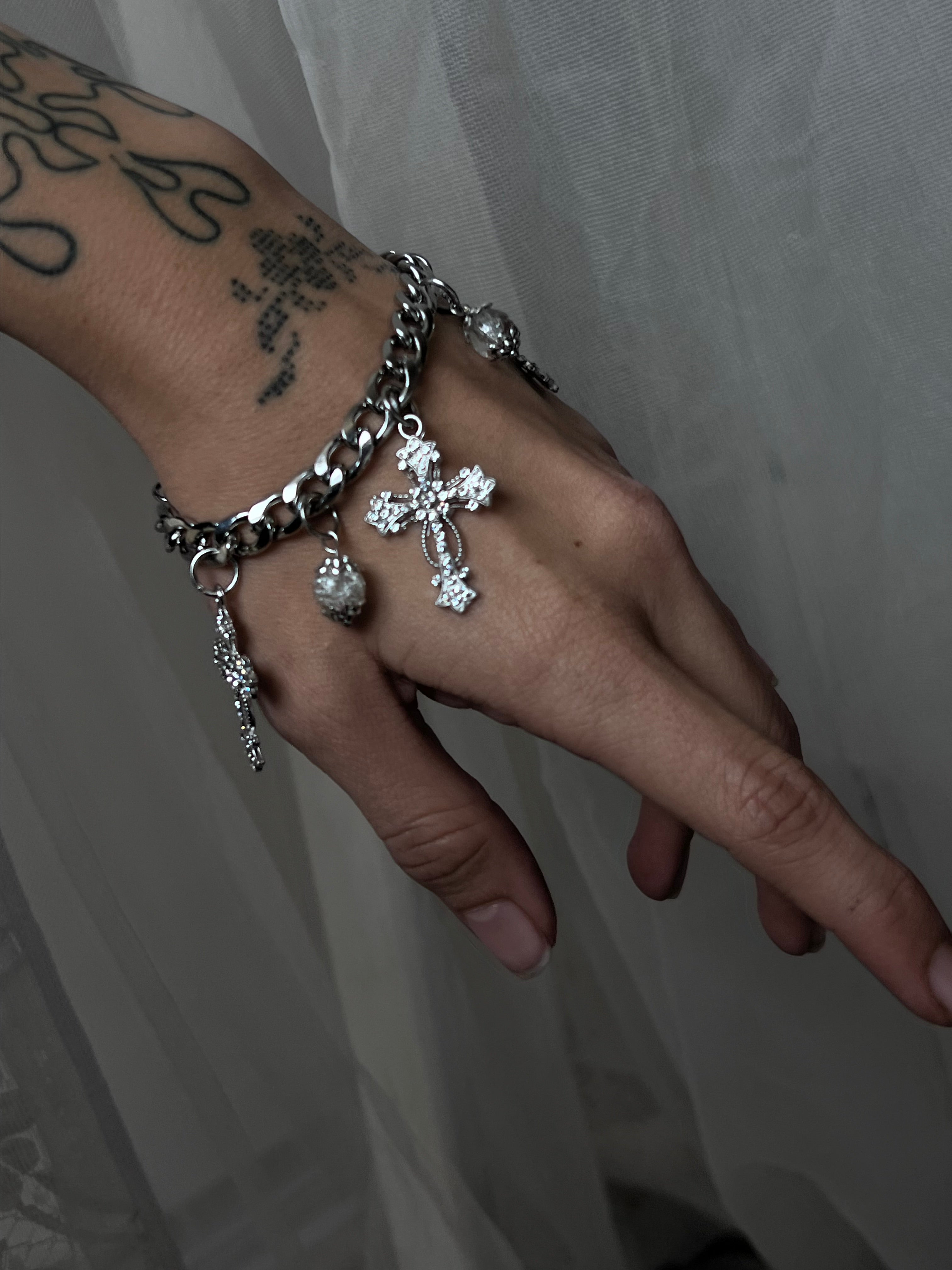 ⋆♱⋆✴︎˚ Stainless crystal cross bracelet ⋆♱⋆✴︎˚