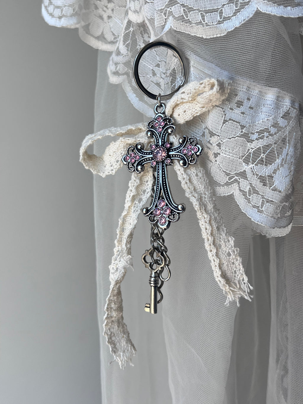 Pink prayer keychain ˚˖𓍢ִ໋♱ ✧˚.🎀༘⋆