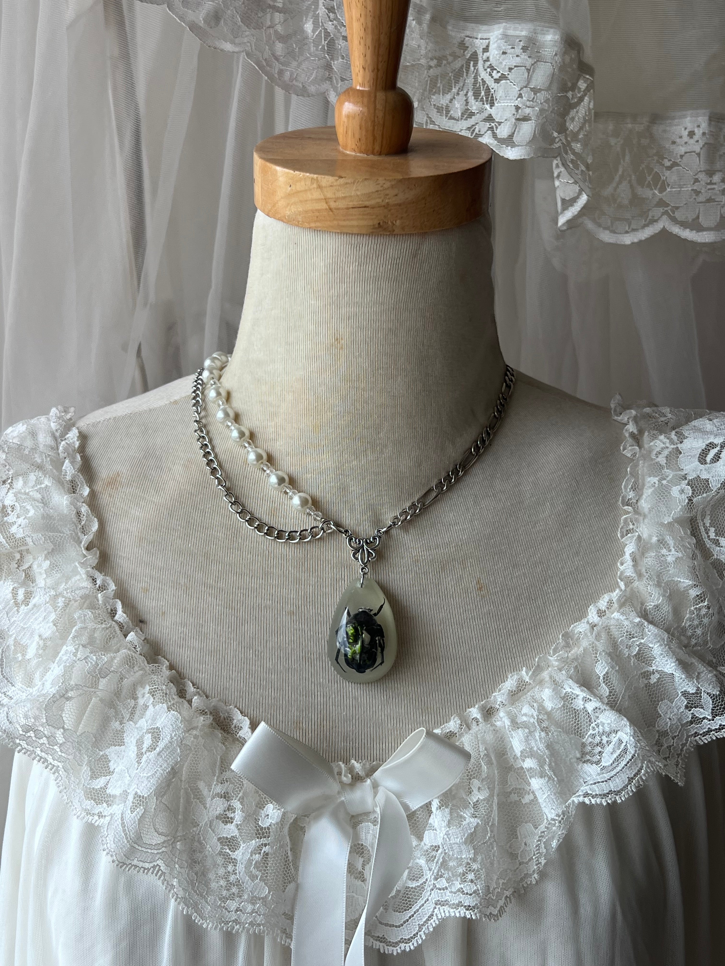 Glass coffin necklace ⋆˚࿔🪲⋆˚࿔
