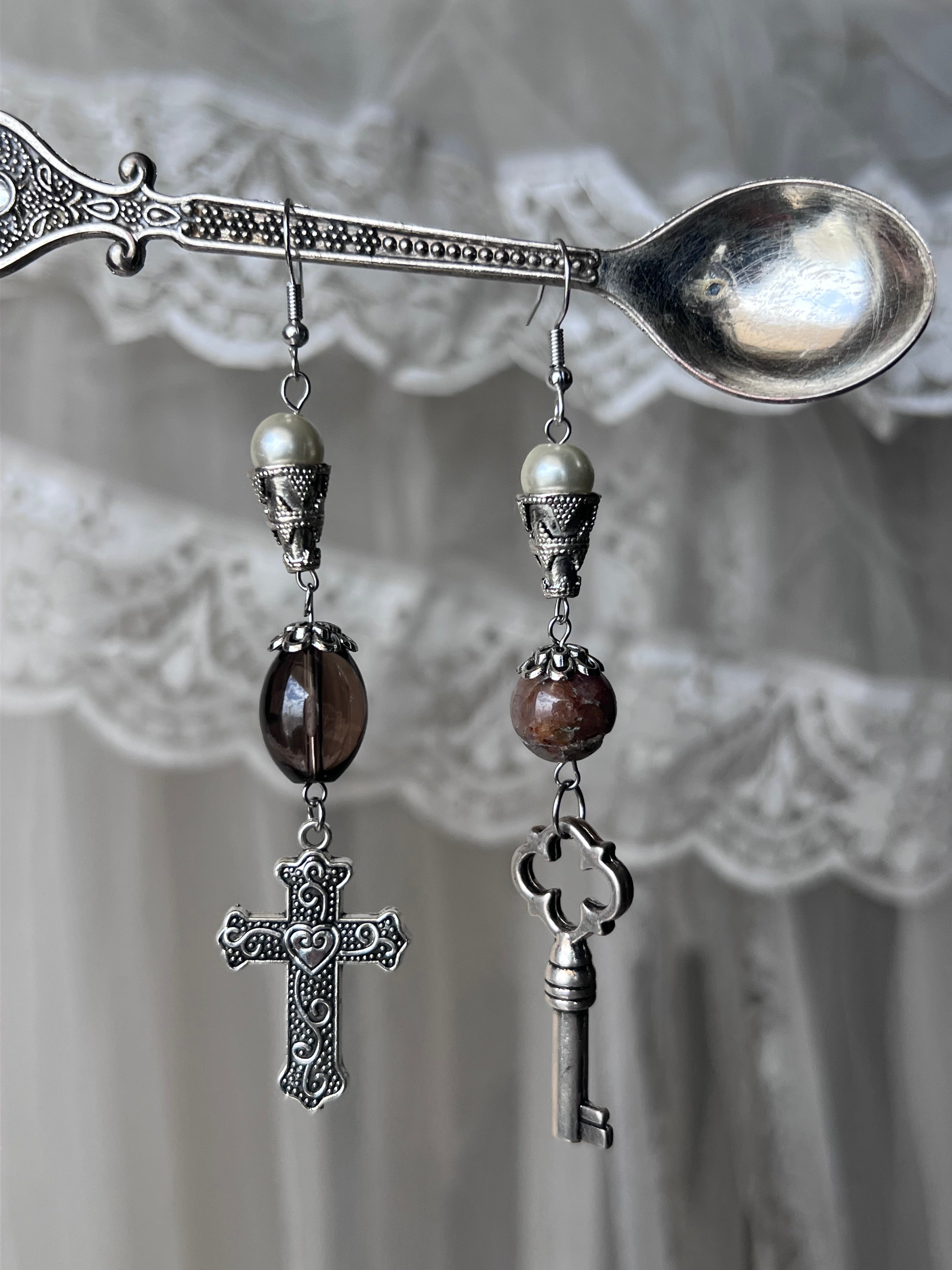 The merchant earrings ⋆.°🗝️𖤉 🕰️