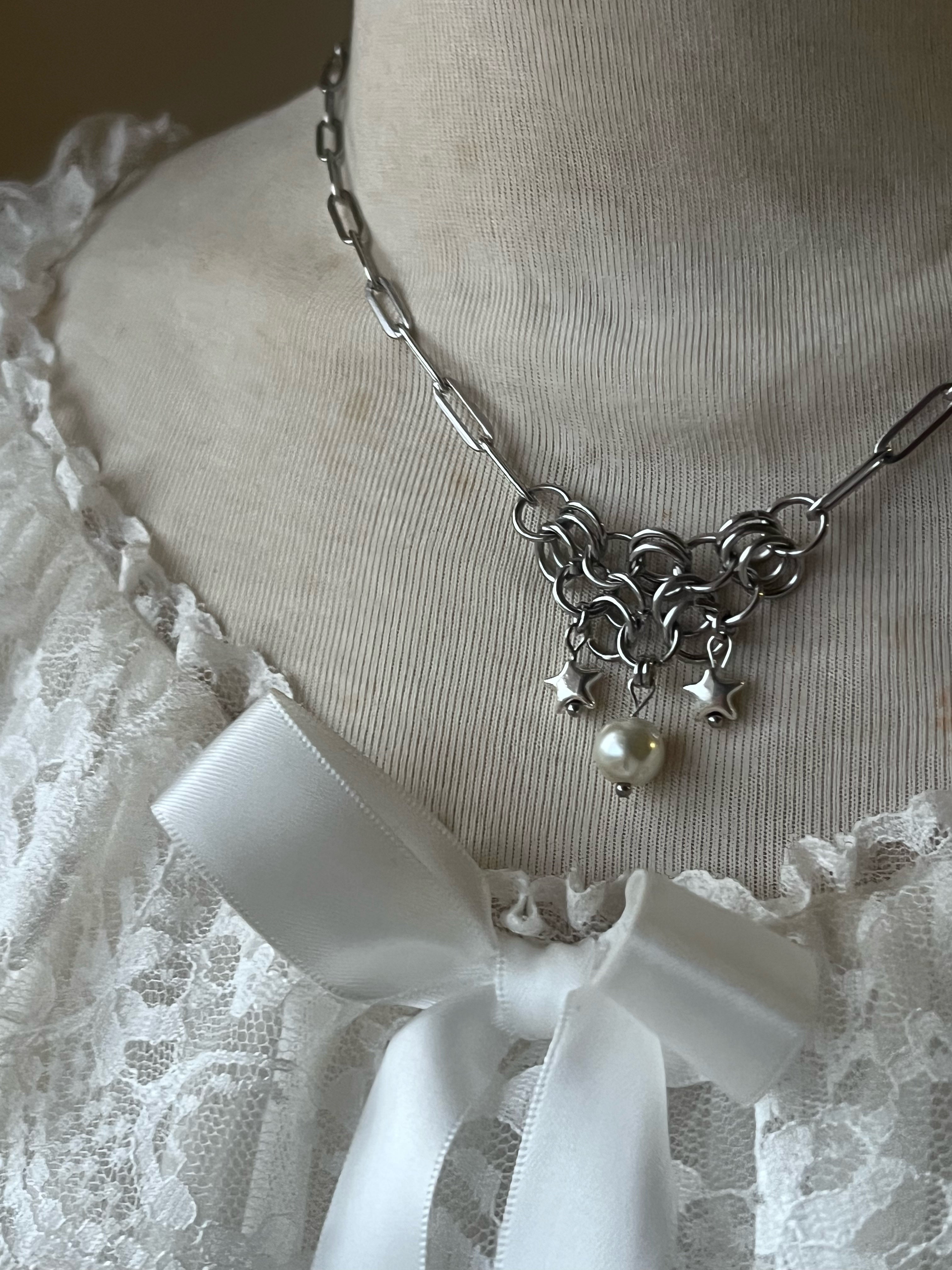 Pearly chainmail necklace