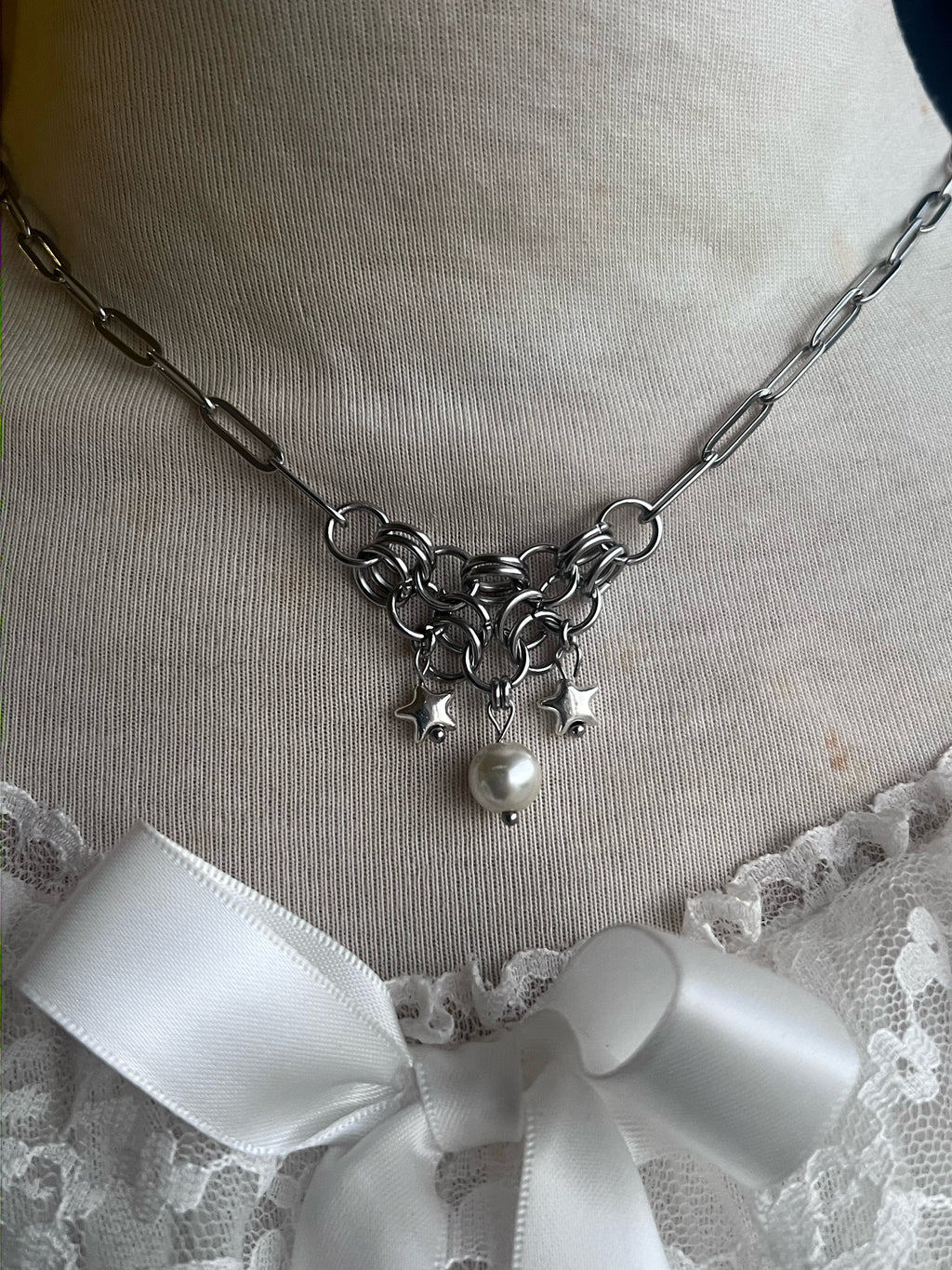 Pearly chainmail necklace