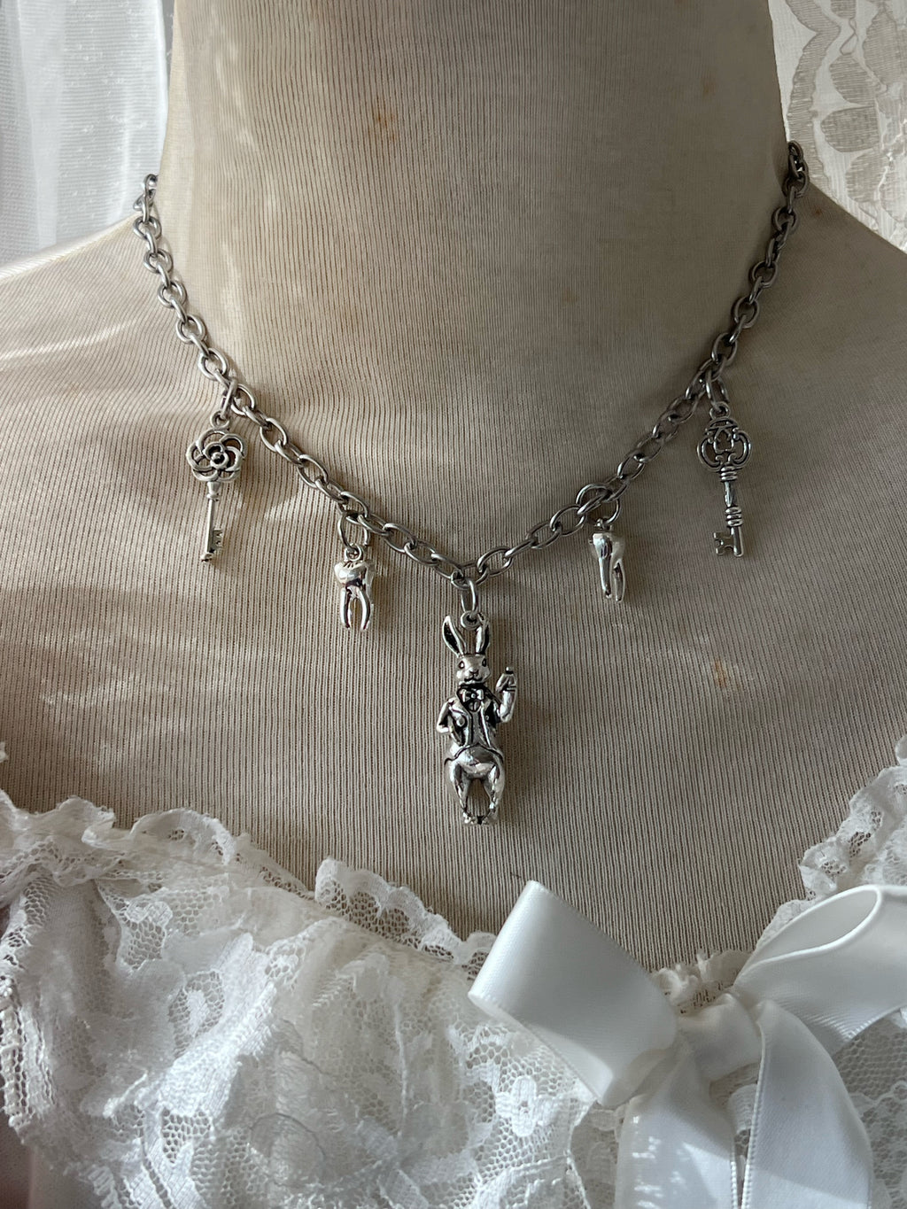 “Alice the madness returns„ necklace2 🂱 ‎⊹₊🐇