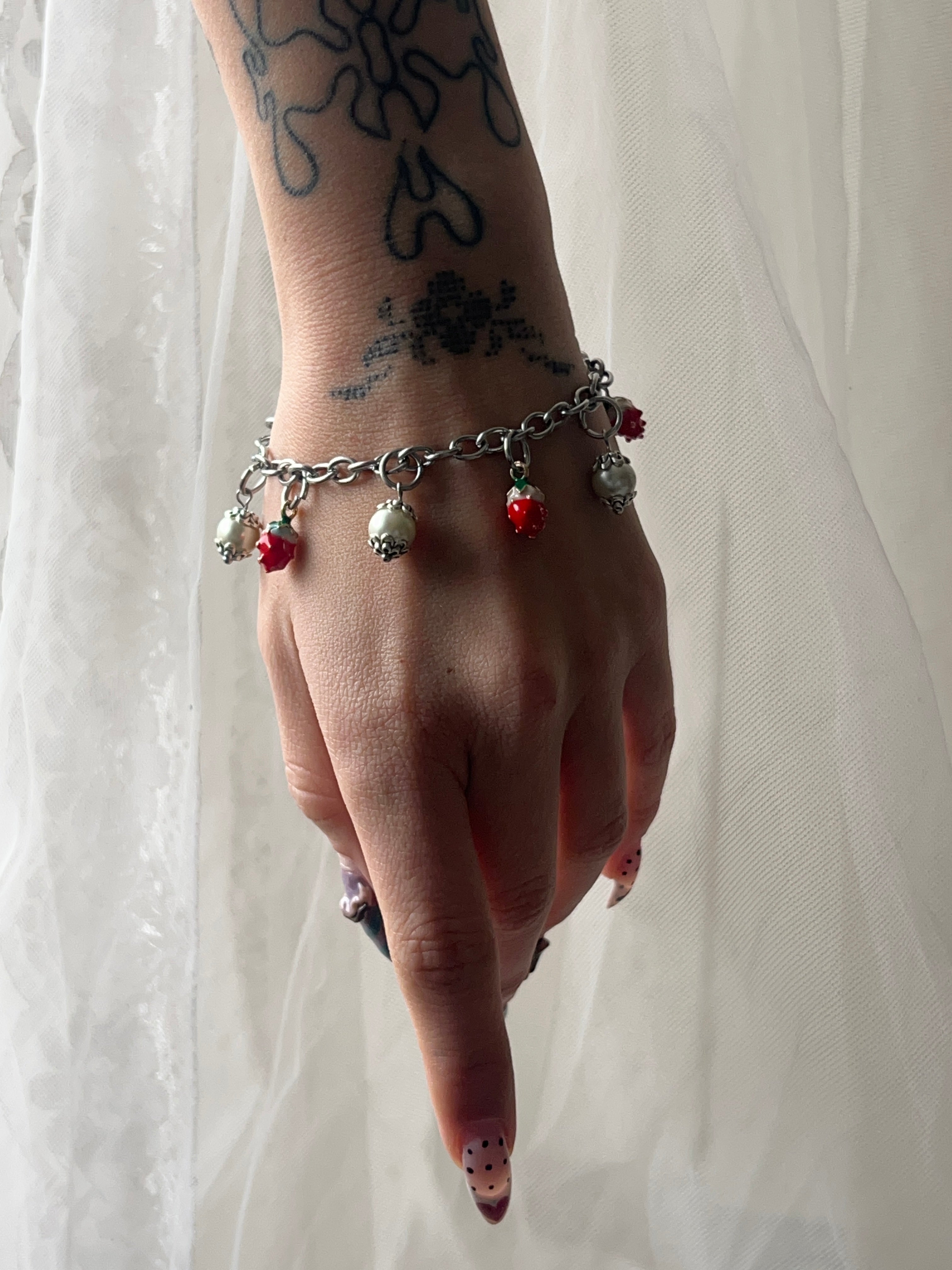 Strawberries & pearls 🍓⋆｡𖦹 °.⋆