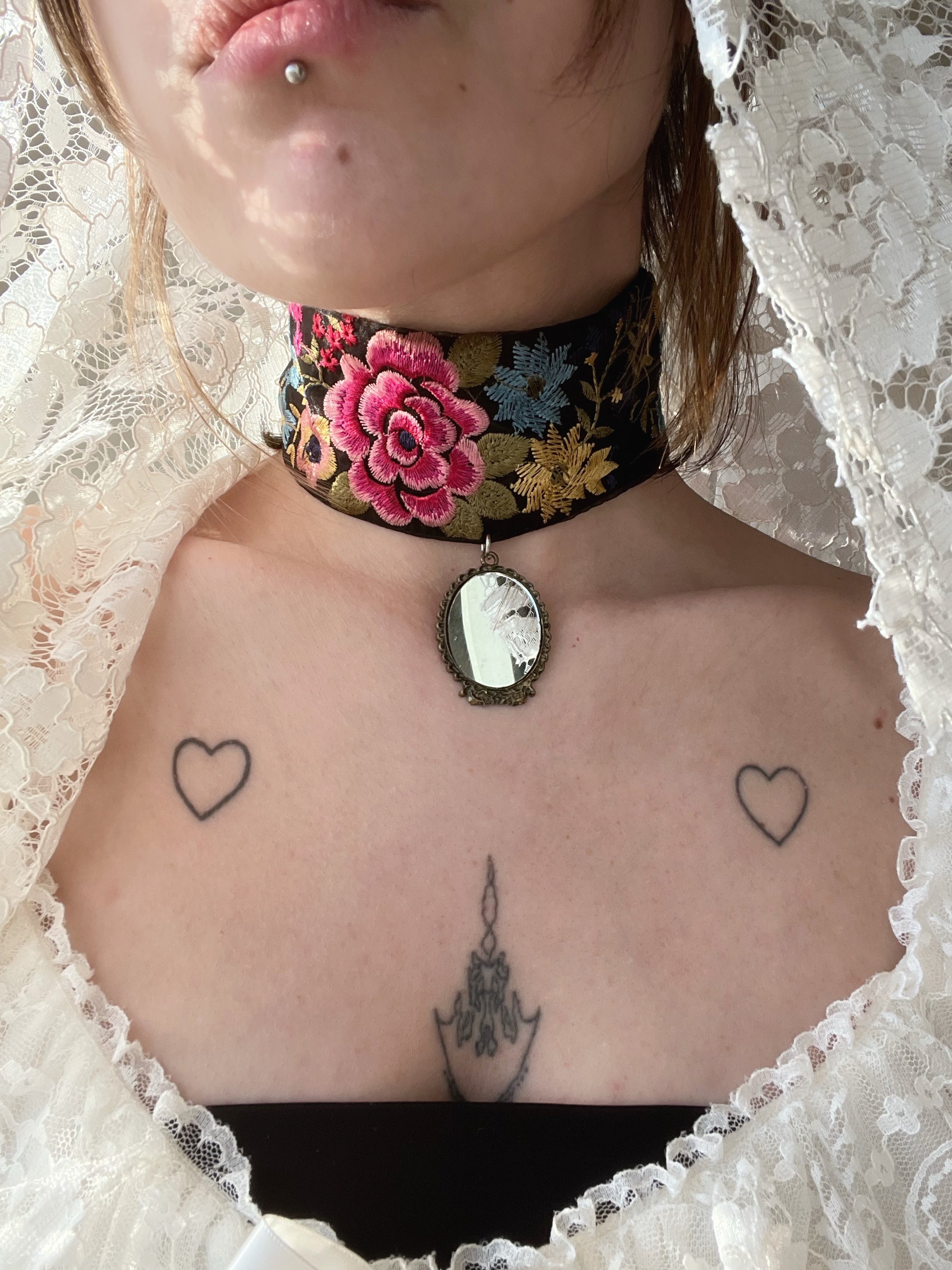 Floral looking glass choker ♡˚.🎀༘⋆